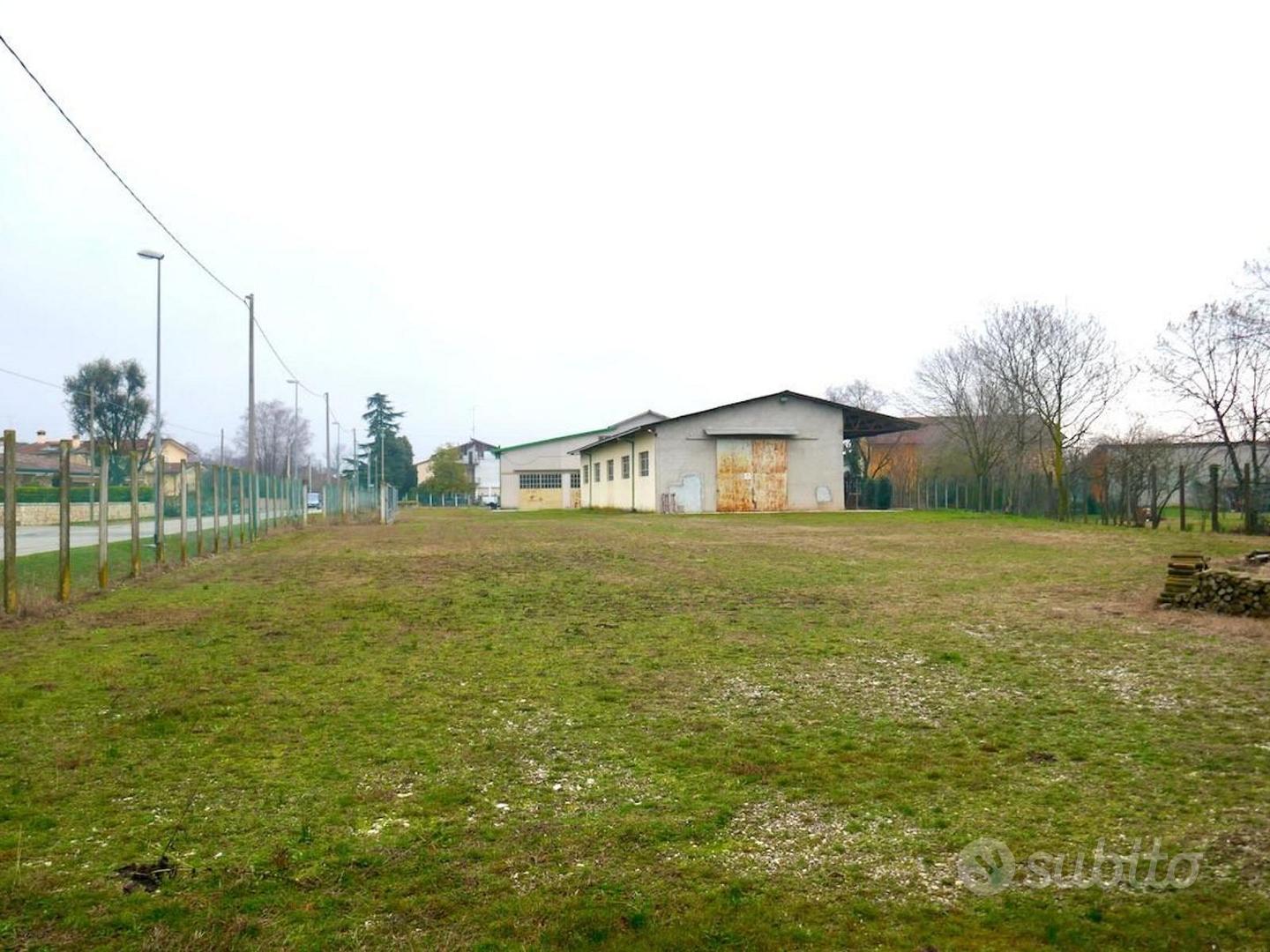 LOTTO EDIFICABILE DI 5.530 mq CON DUE CAPANNONI - Vista 2