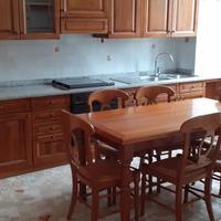 Cucina completa di tavolo estensibile con sedie