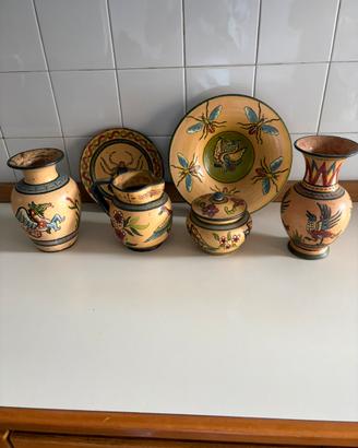 Set di oggetti di terracotta