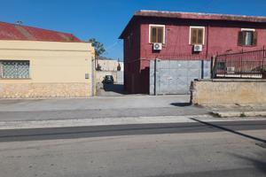 Capannoni con piazzale antistante