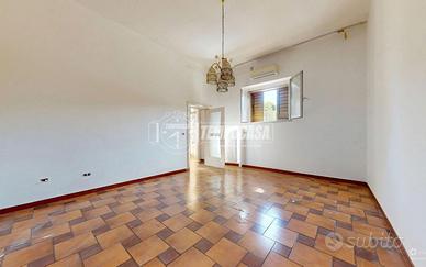 TERRATETTO CON 2 INGRESSI COMPLETO DI SOFFITTA E T
