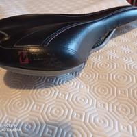 accessori bici. sella, manubrio, pipetta.