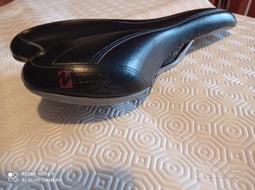 accessori bici. sella, manubrio, pipetta.