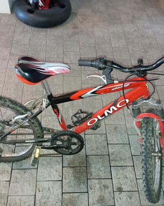 bicicletta unisex rossa e nera 
