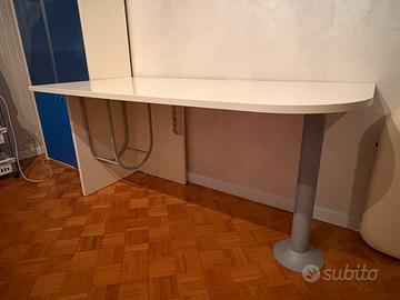 Scrivania sedia e cassettiera