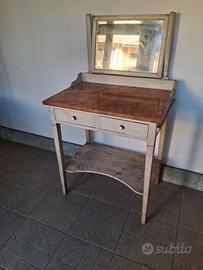Mobile da bagno antico con specchio orientabile