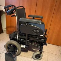 Sedia a rotelle elettrica e sollevatore elettrico