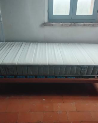 letto singolo con materasso