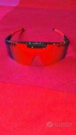 Occhiali sportivi multicolore.