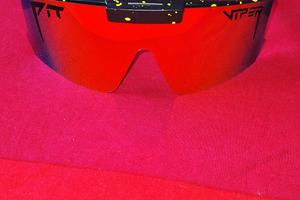 Occhiali sportivi multicolore.