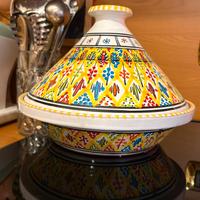 Tajine marocchina in terracotta giallo rosso bianc