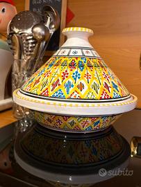 Tajine marocchina in terracotta giallo rosso bianc