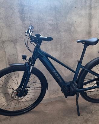 Cube Touring hybrid