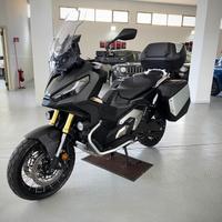 Honda X-ADV 750 con travel pack