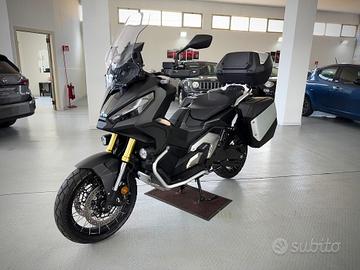Honda X-ADV 750 con travel pack