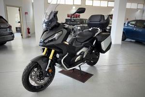 Honda X-ADV 750 con travel pack