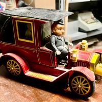 Macchina di latta a batteria funzionante