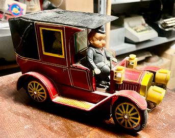 Macchina di latta a batteria funzionante