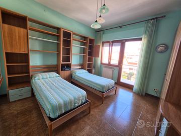Camera da letto cameretta legno armadi scrivania