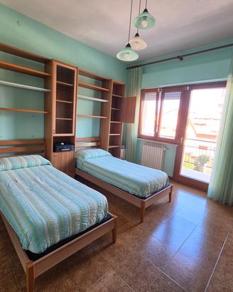 Camera da letto cameretta legno armadi scrivania