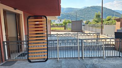Branda ortopedica con ante in ferro battuto.