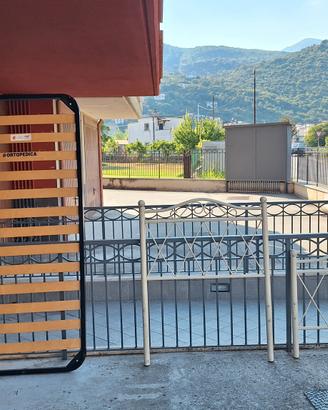 Branda ortopedica con ante in ferro battuto.