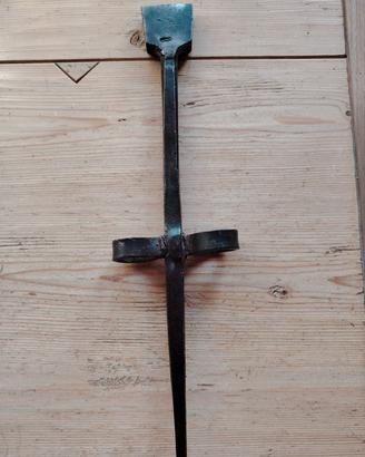 Antico battifalce in ferro battuto 
