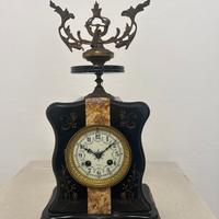 Orologio da camino d’epoca in marmo nero