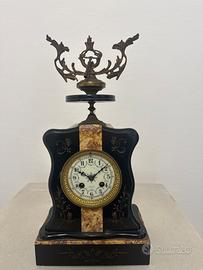 Orologio da camino d’epoca in marmo nero