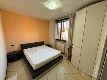 Arredamento completo, cucina, soggiorno e camere.