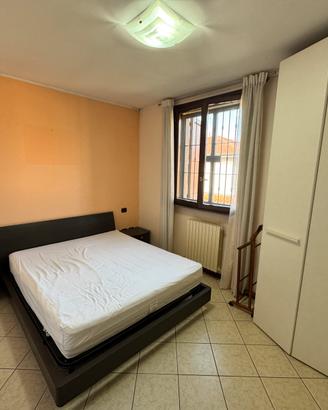 Arredamento completo, cucina, soggiorno e camere.
