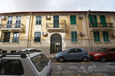 VIA GONFALONE - 5 locali in stabile d'epoca