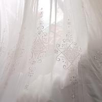 Tenda bianca con ricamo