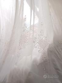 Tenda bianca con ricamo