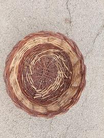 Antico cesto basso e largo, in canna e vimini