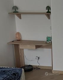 Piccola scrivania con cassetto e mensola