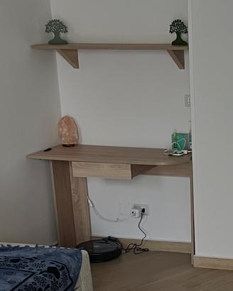 Piccola scrivania con cassetto e mensola
