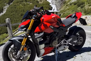 Ducati Streetfighter V4S Red 2022