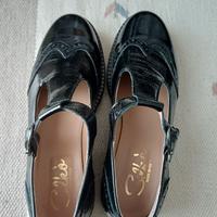 Scarpe in vernice nera da donna