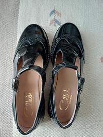 Scarpe in vernice nera da donna