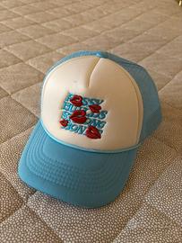Cappello bianco e azzurro con design baci