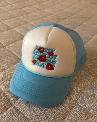 Cappello bianco e azzurro con design baci