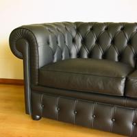 Divano Chesterfield 2 posti nero pelle pieno fiore