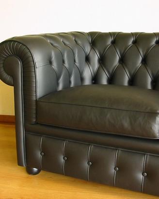 Divano Chesterfield 2 posti nero pelle pieno fiore