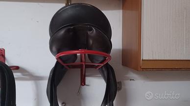 selle inglesi e attrezzatura maneggio stalla