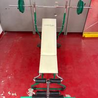 Panca multifunzionale con bilanciere e pesi