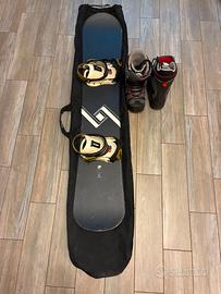 Tavola Snowboard acessoriata e scarponi