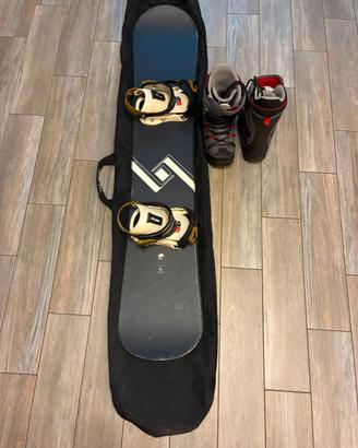 Tavola Snowboard acessoriata e scarponi