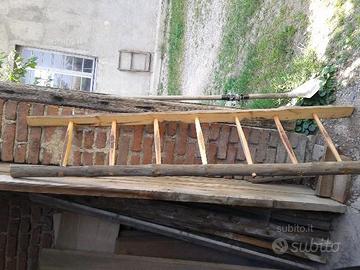 Antica vecchia scala legno pioli fienile cascina