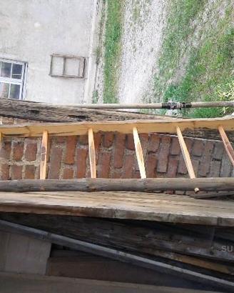 Antica vecchia scala legno pioli fienile cascina